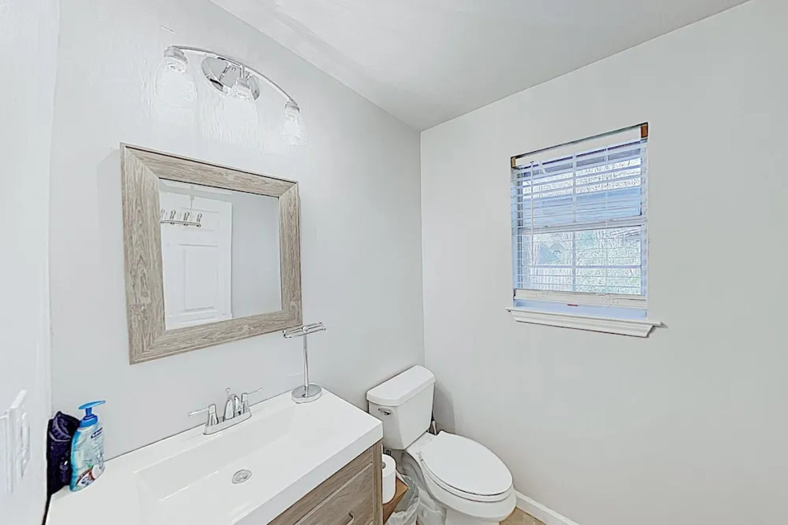 Lakefront Oasis W/ Private Dock & 23 Boat Slip 3 Bedroom Home