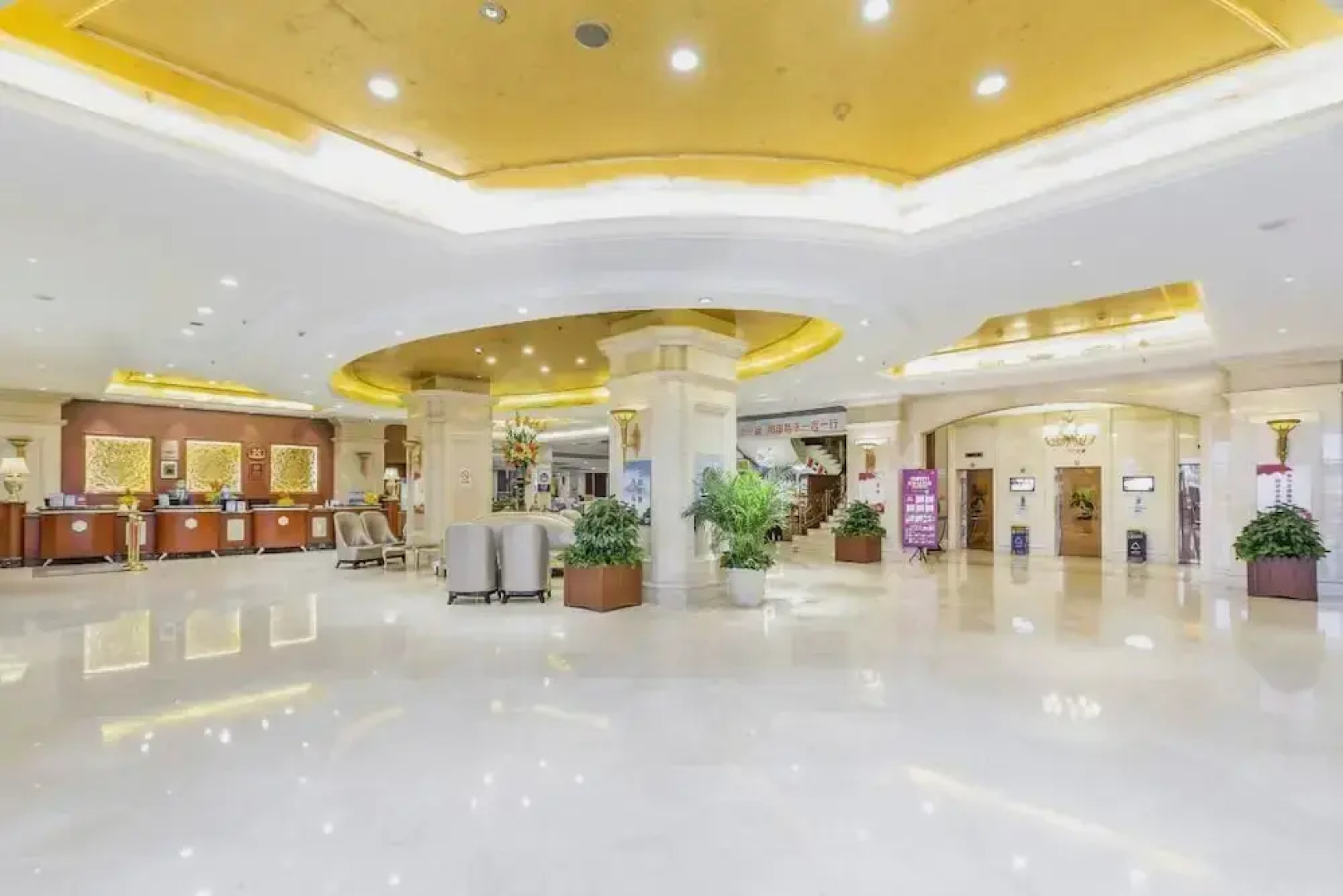 Yun-Ray Ambassador Hotel