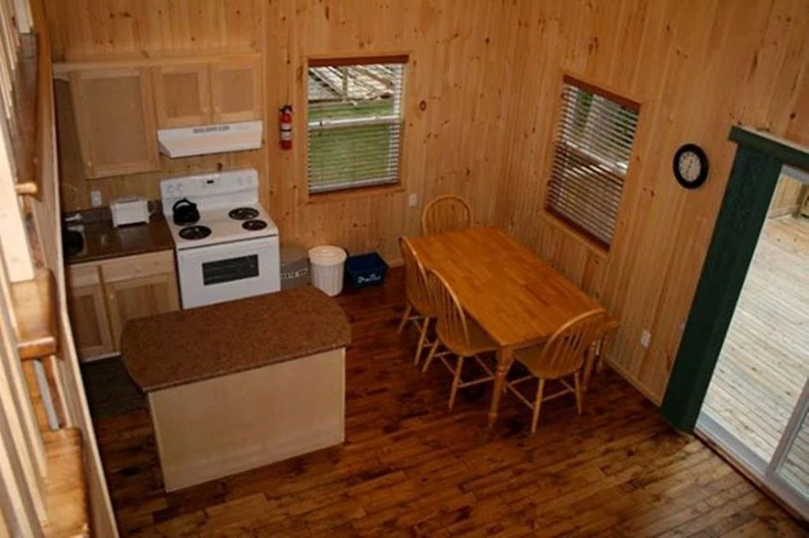 Lanes Riverhouse Inn & Cottages