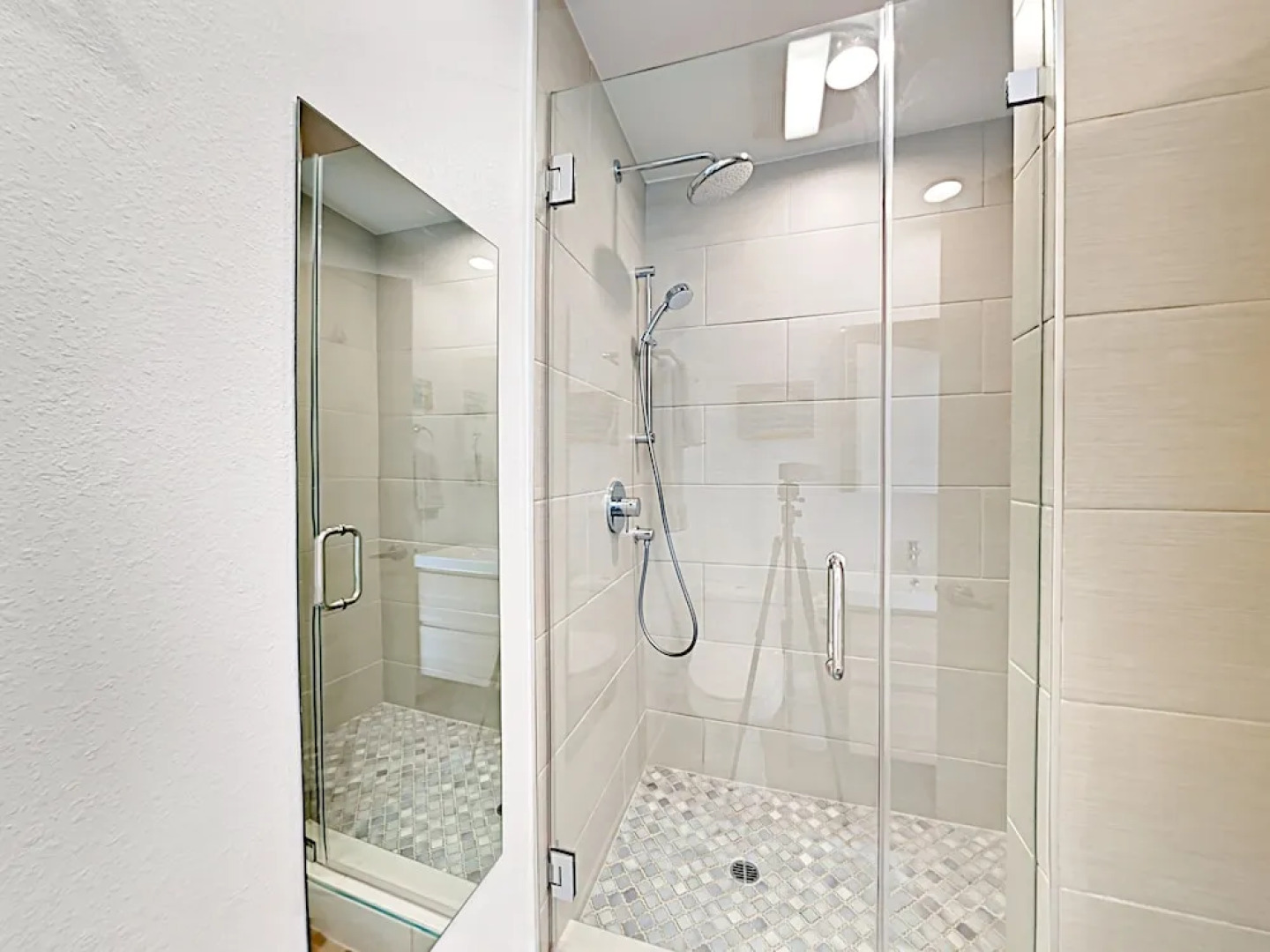 Modern Mountain-View Condo, 1 Block To Beach! Condo