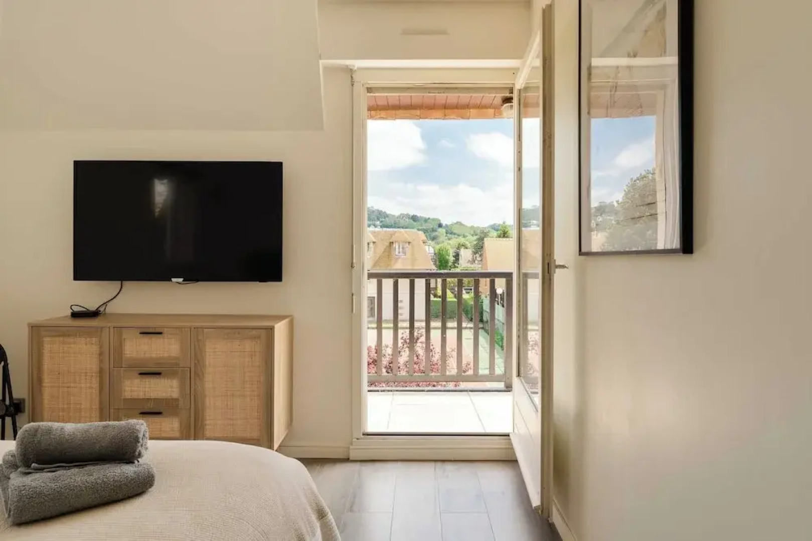 Renovated Apartment Sleeping 6 - Pool and Tennis