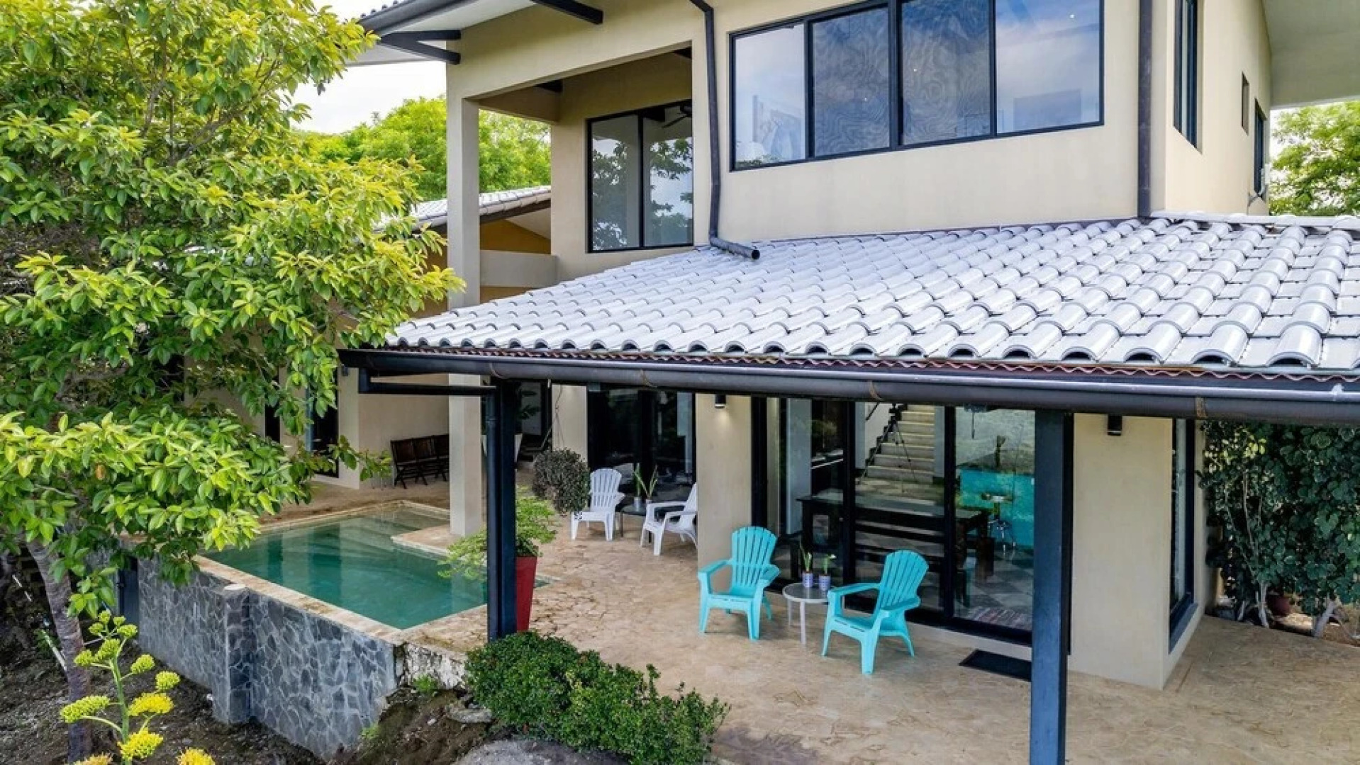 Nostalgic Retro Home on Luxurious Lot with a Private Infinity Pool and Ocean Views