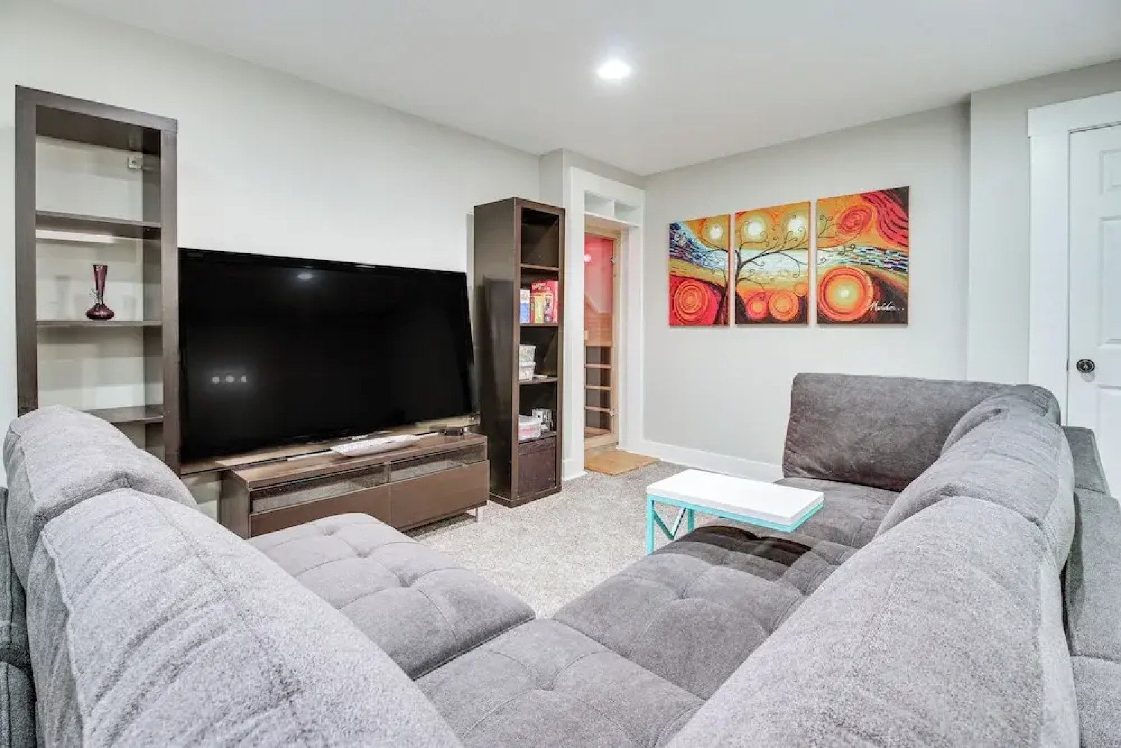 Vibrant Downtown Cincinnati Townhome w/ Sauna!