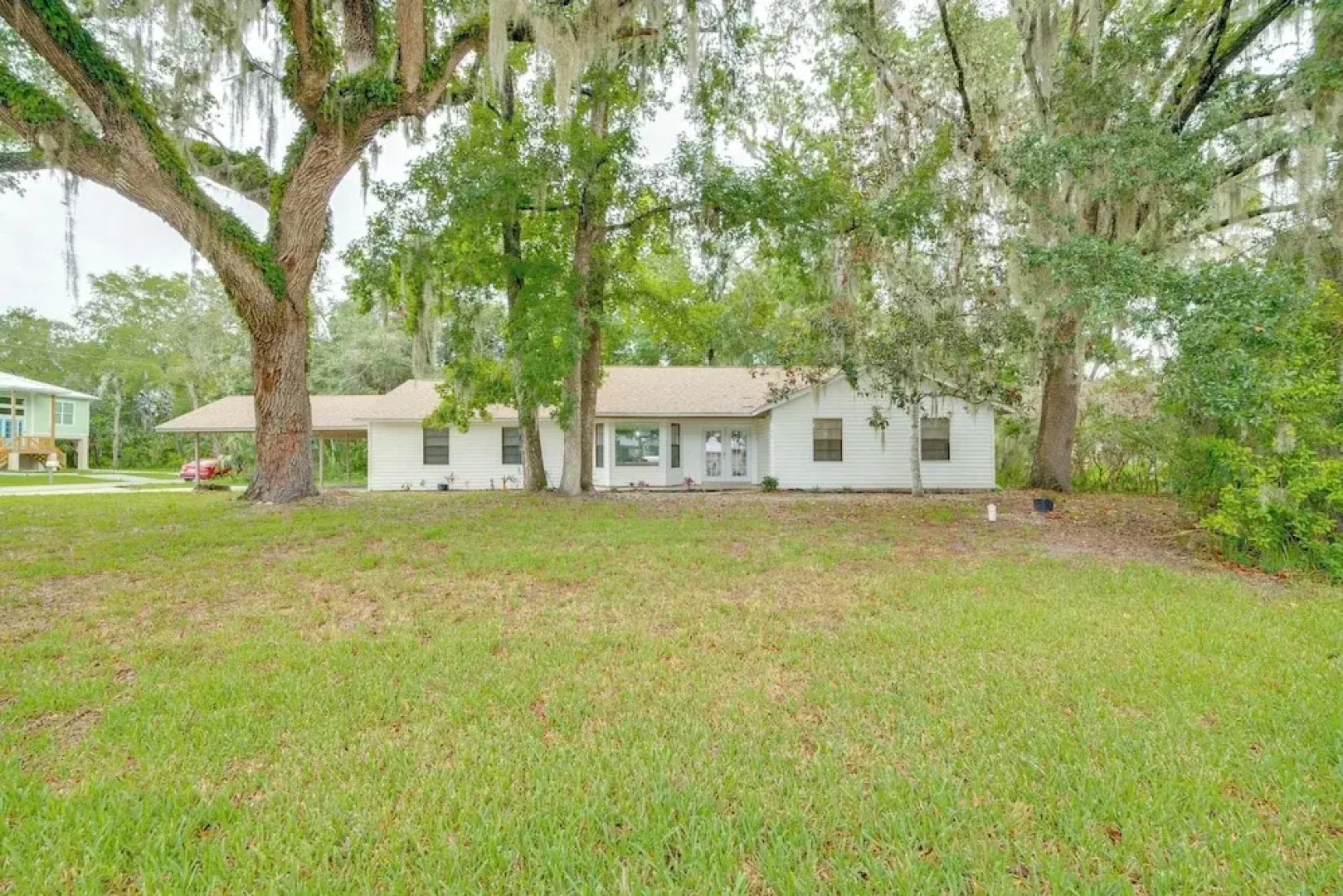 Swim, Hike & Kayak: Crystal River Retreat w/ Yard!