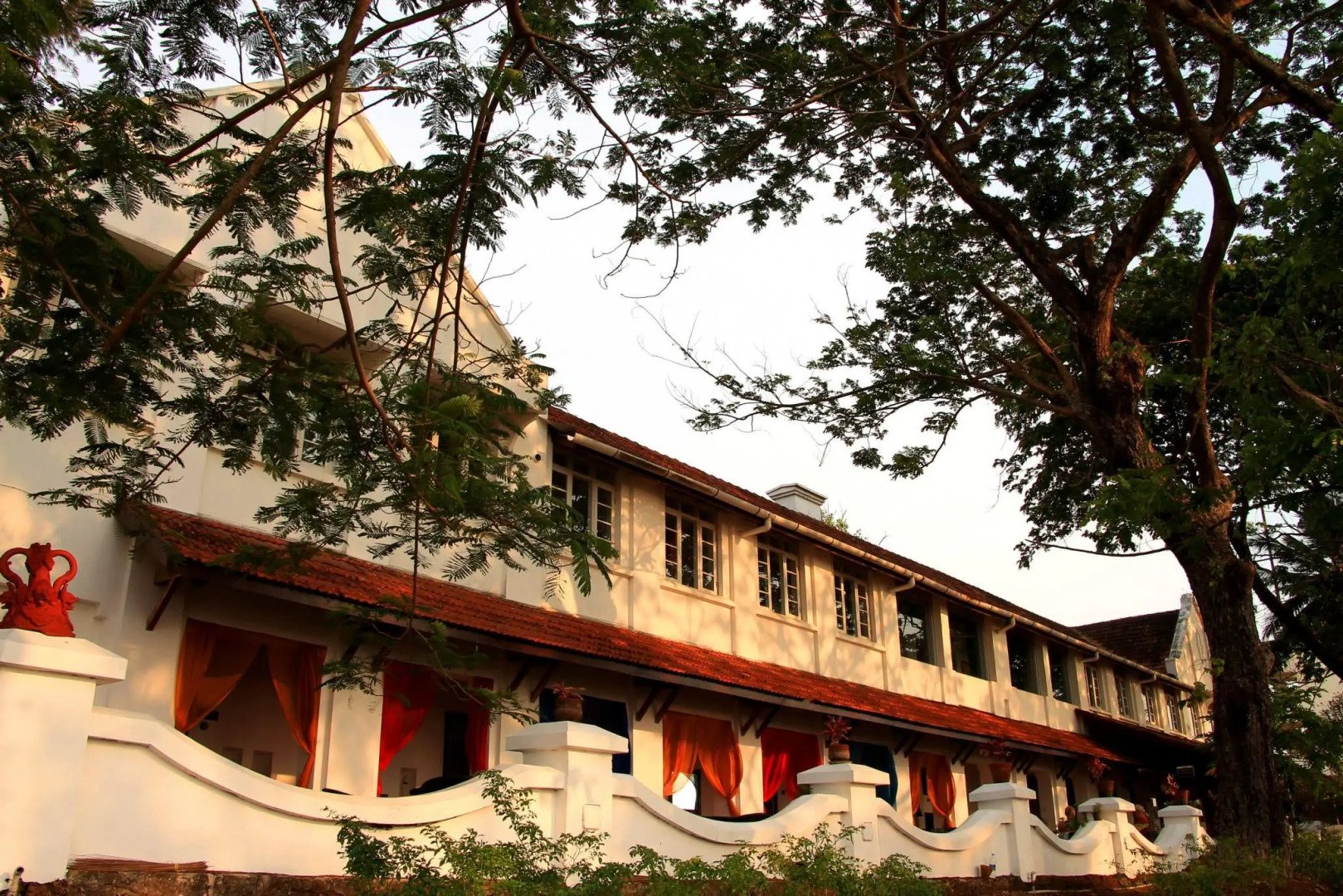 Old Lighthouse Bristow Hotel