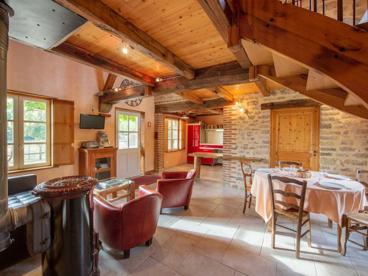 Fine Holiday Home in the Surroundings of Vitry-aux-loges Near Large Swimming Lake