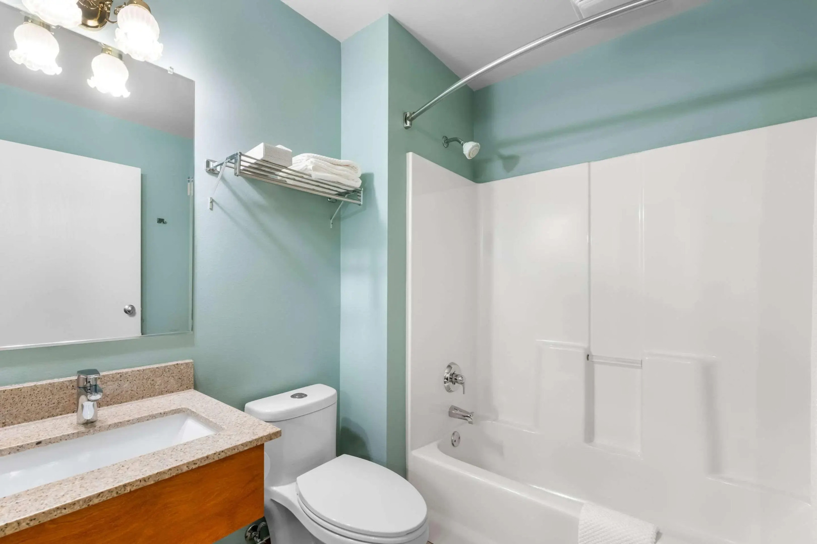 Econo Lodge Inn & Suites