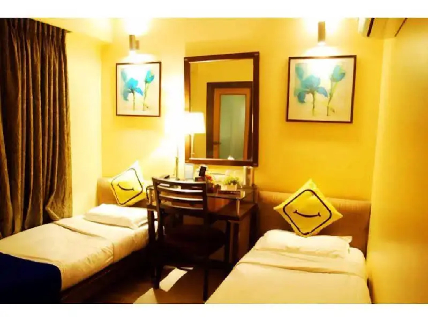 Vista Rooms Near Marine Lines Station