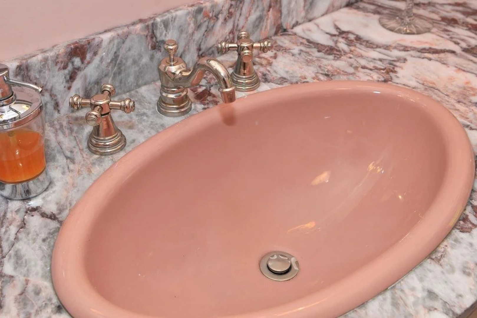 Bass Manor Bed and Breakfast & Art Museum