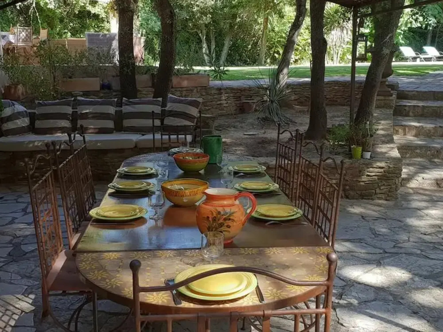 Villa in an Idyllic and Relaxing Setting Near Orange