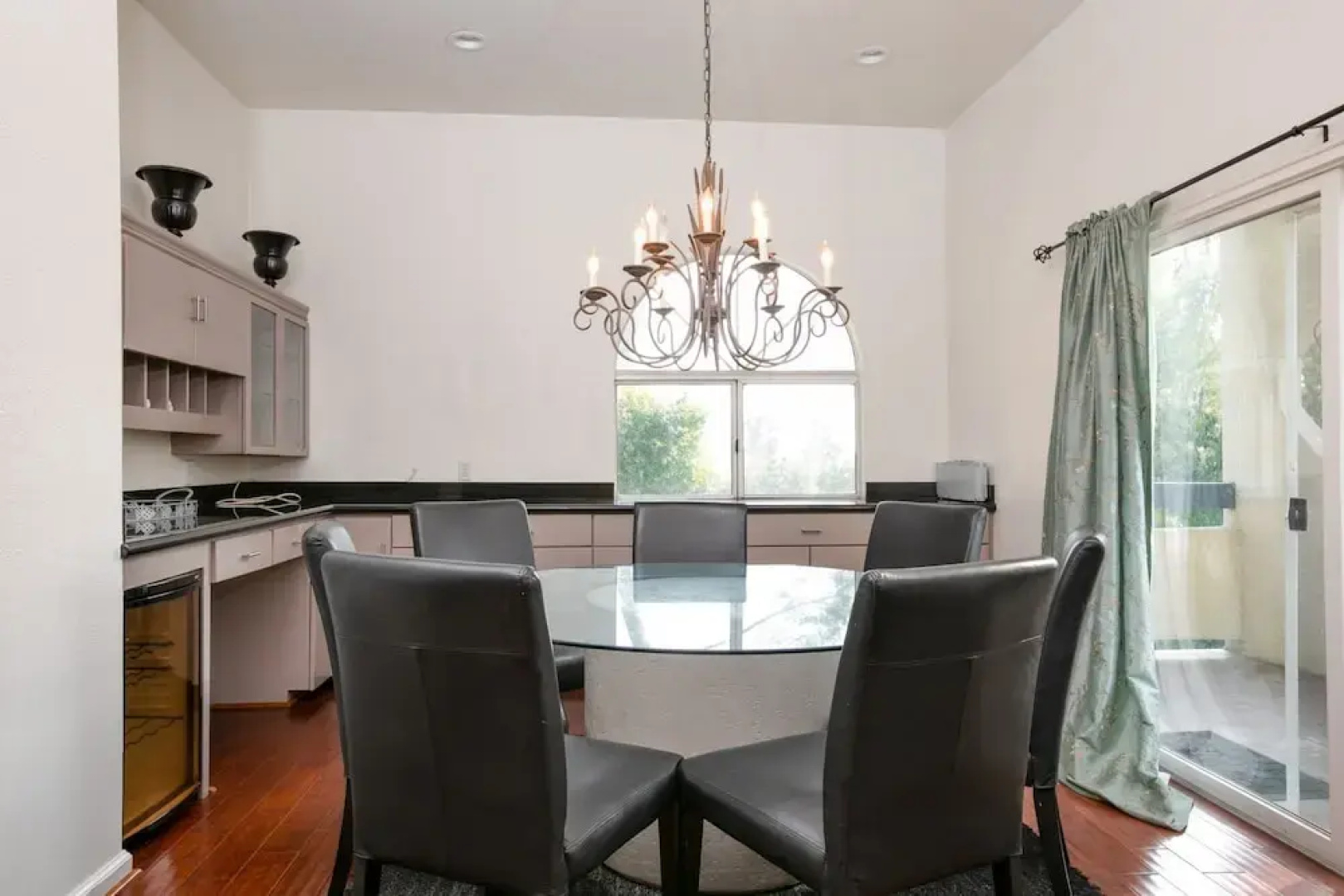 Sunny Pasadena Mansion, Sparkling Heated Pool & Projector Room!