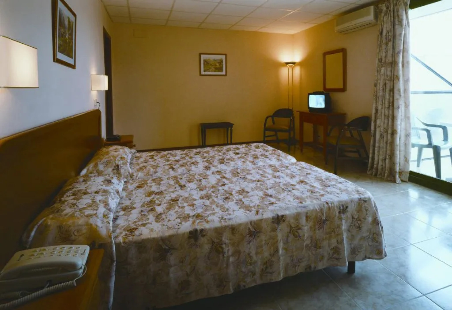 Vintage Hotel Mercedes