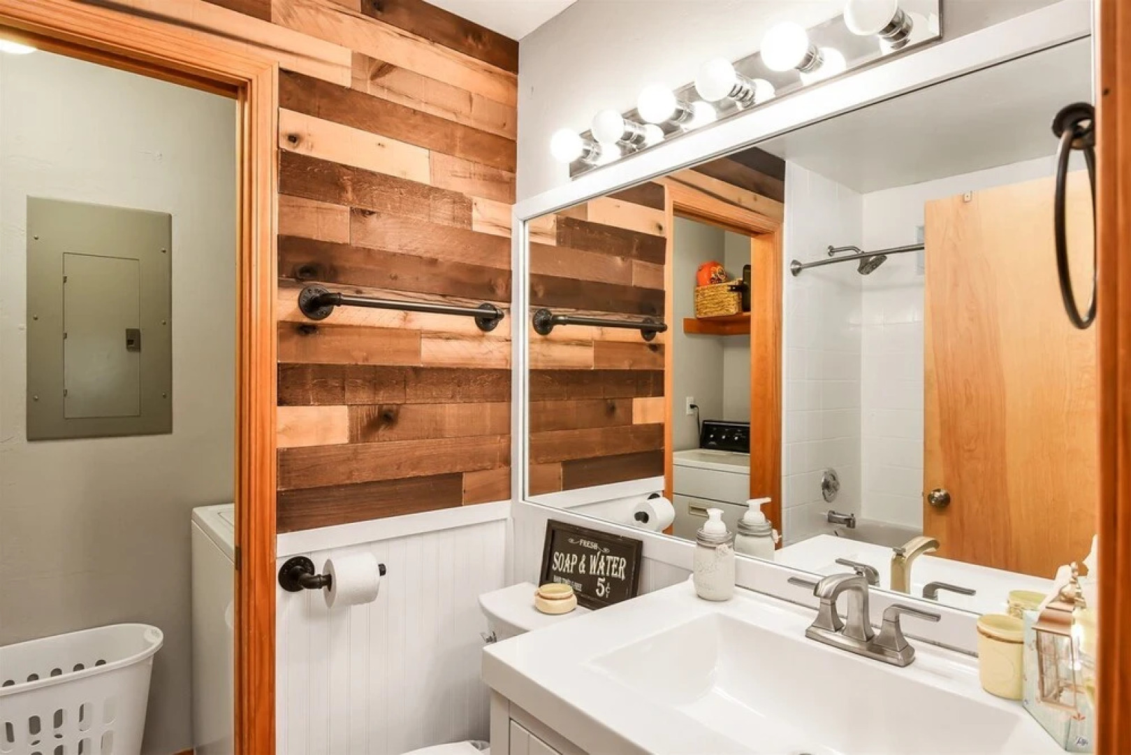 Cozy Hilltop Retreat