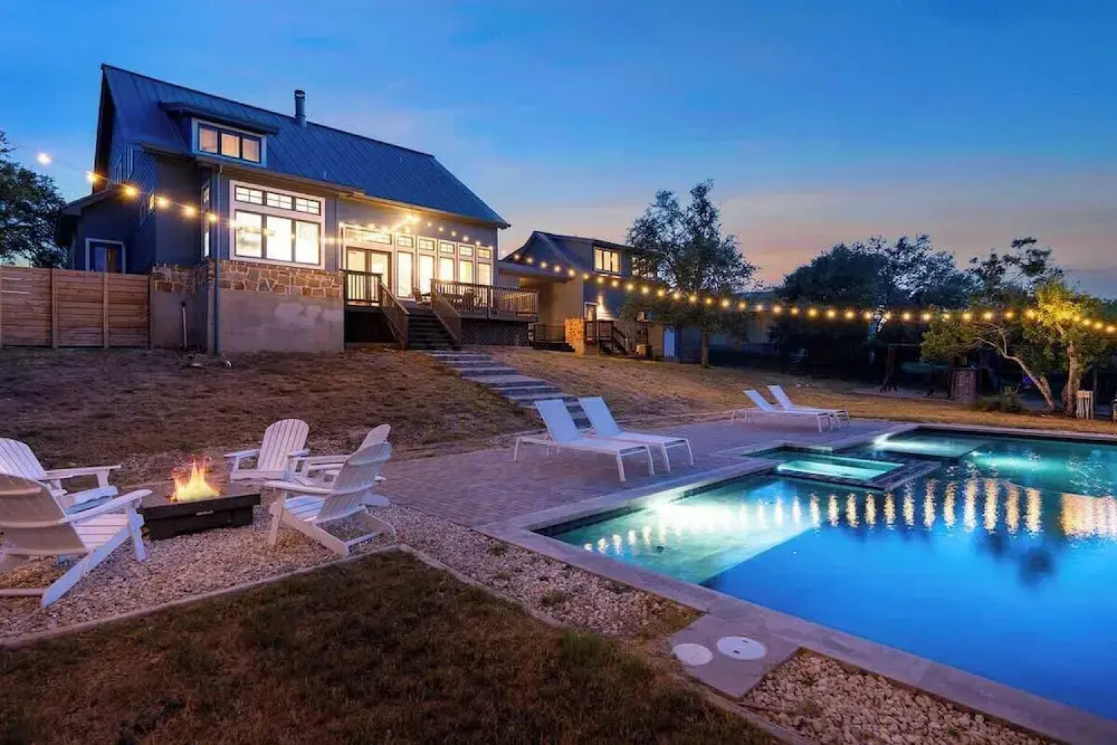 Luxurious Lake Park House: Sleeps 25, Pool, Hot-tub, Firepit and Game Room!