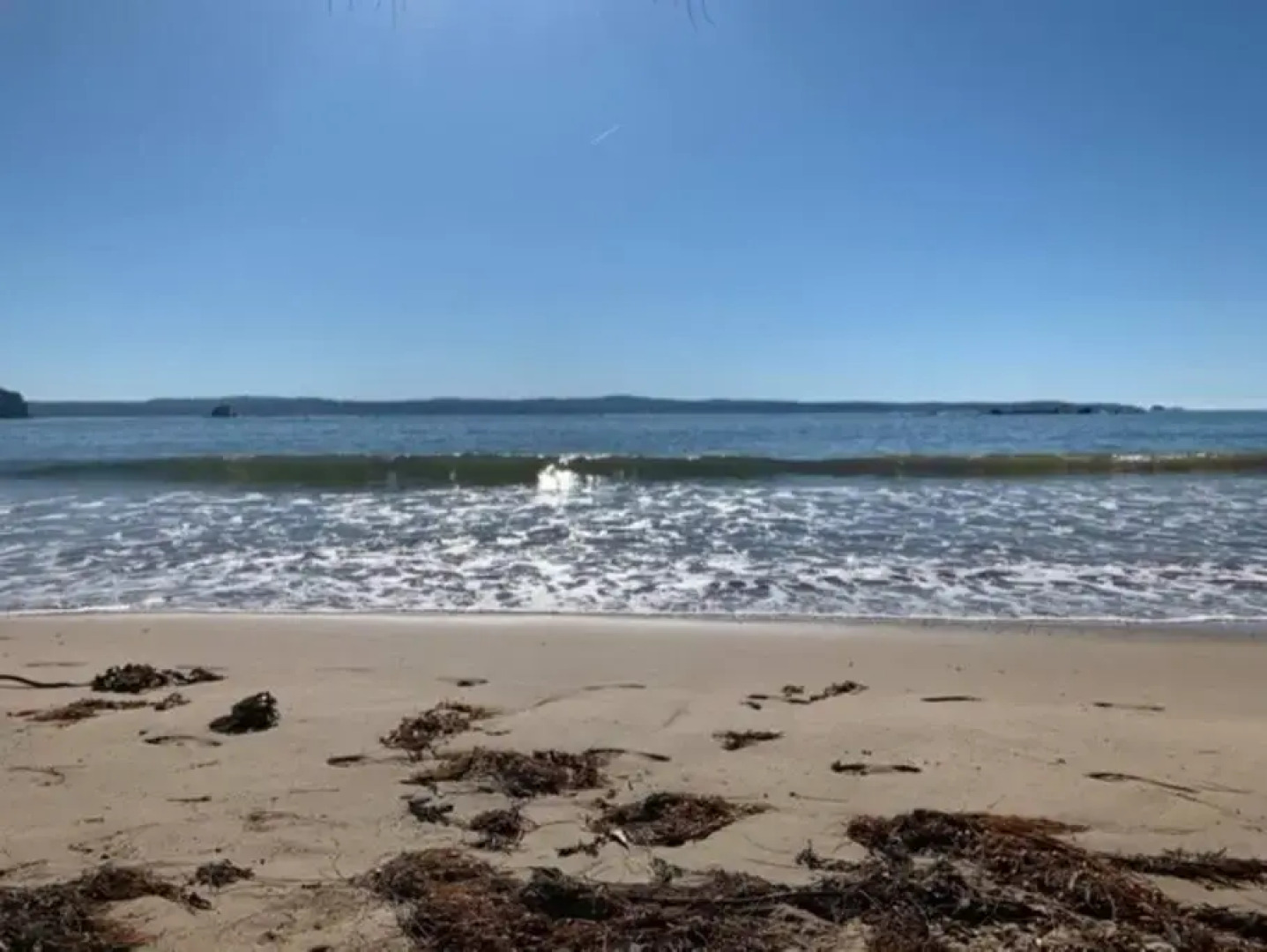 Sunny, 2-bedroom apartment with pool, 200m from Caseys beach