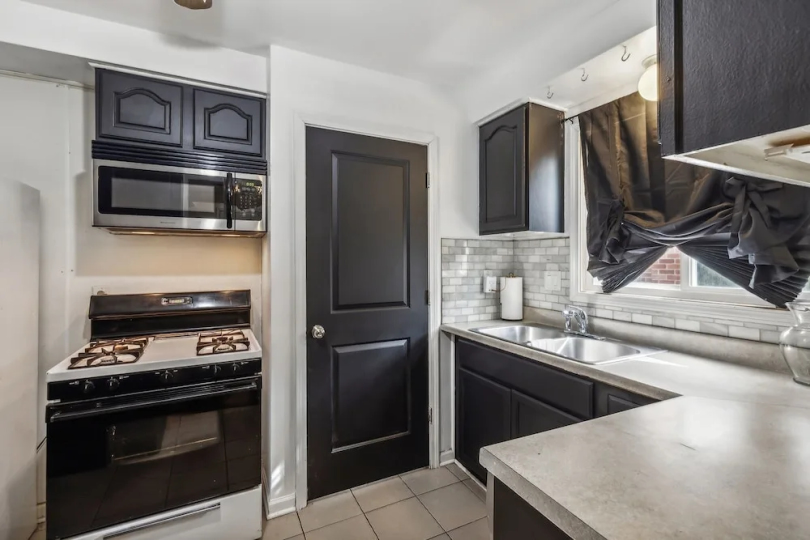 Queen G2 Mansion 3 Bedroom Home by RedAwning