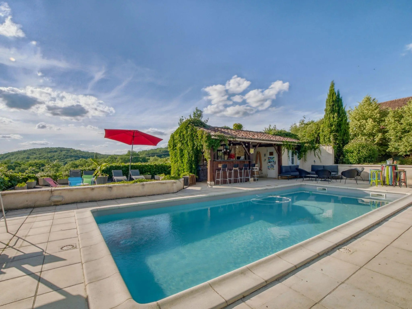 Alluring Holiday Home in Dégagnac with Heated Swimpool and Jacuzzi
