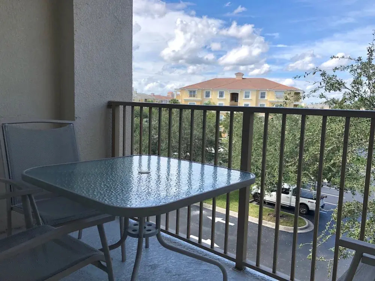 301 - Super Clean & Beautiful. Pools, Gym, Lake