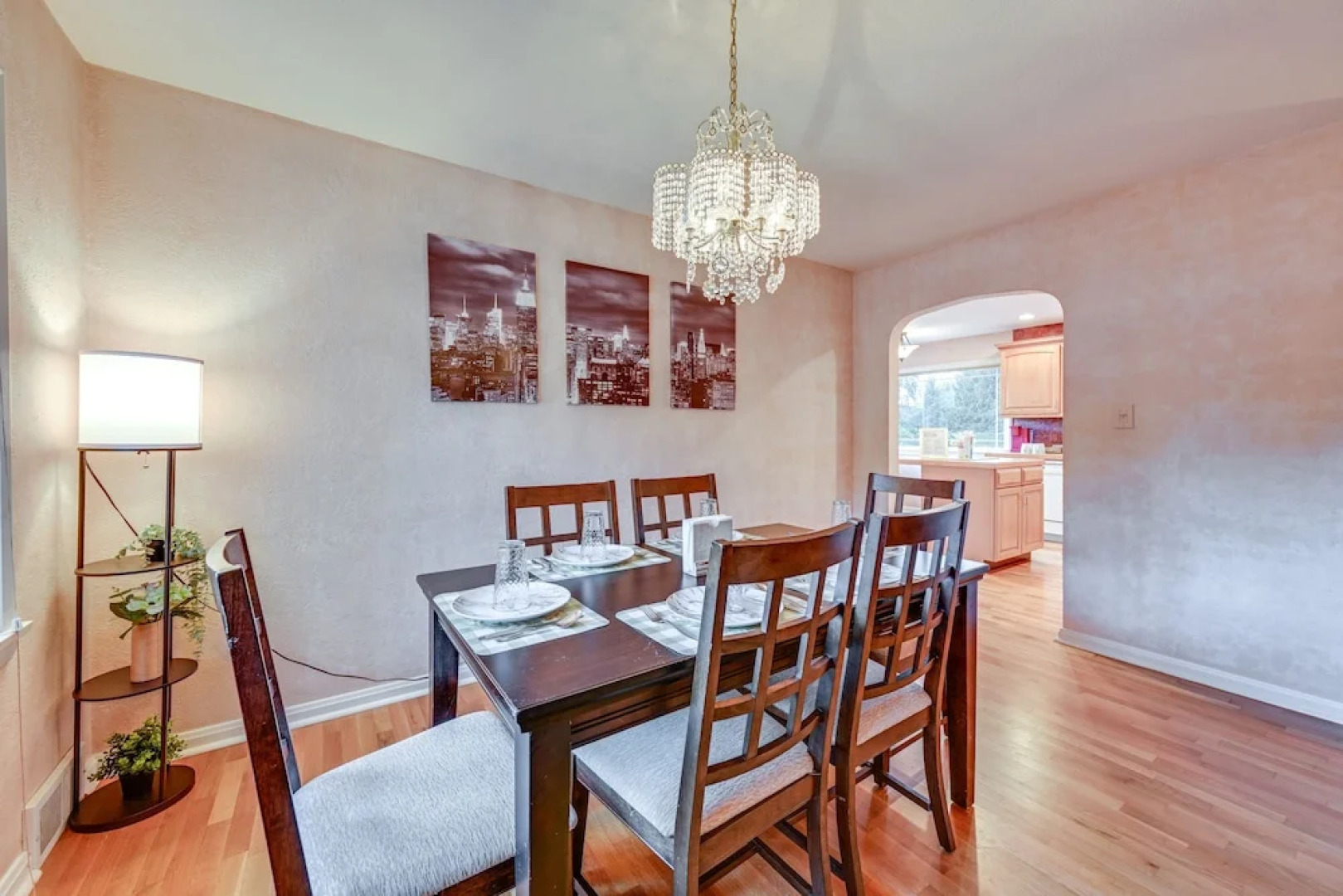 Enchanting Puyallup Home w/ Spacious Deck!