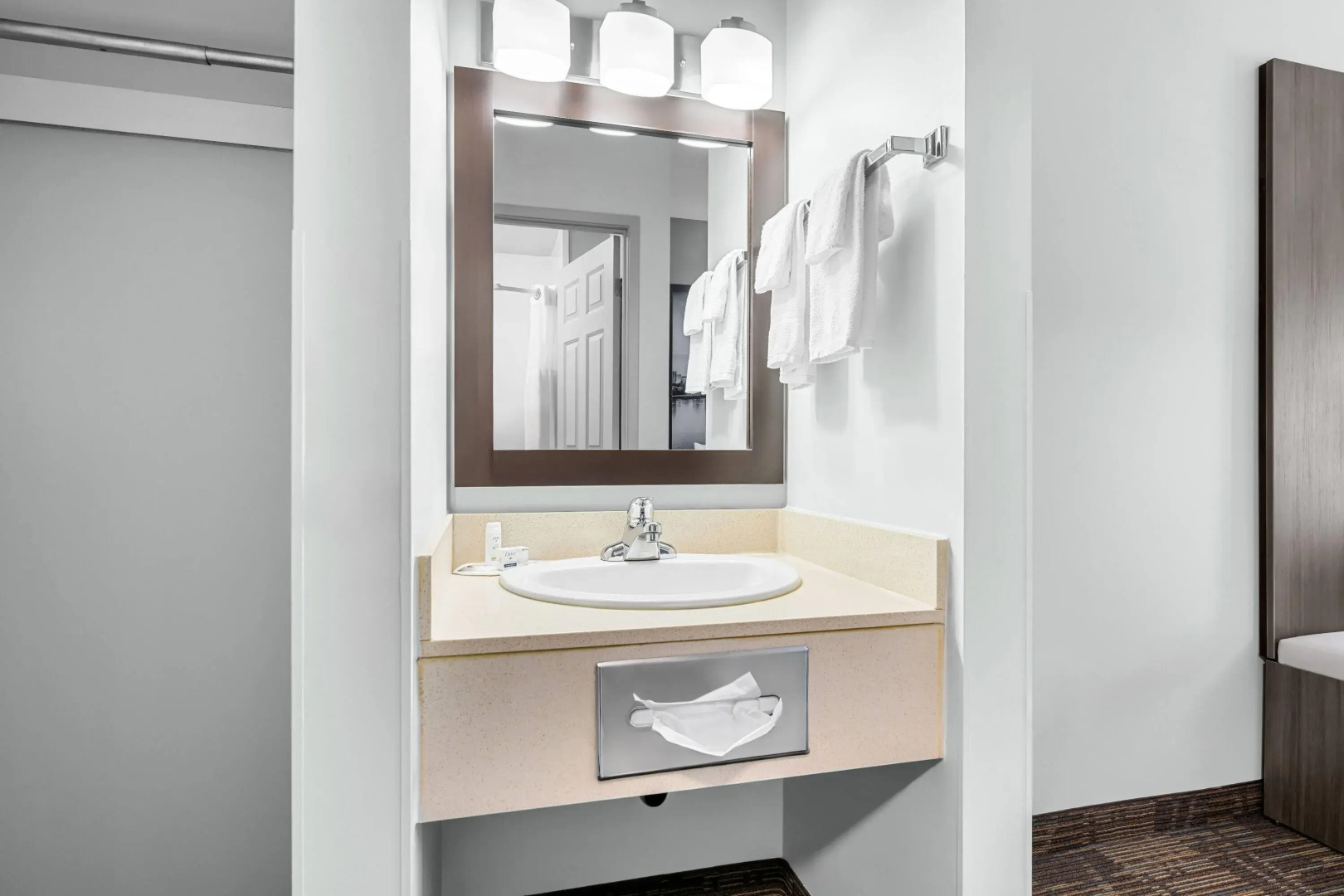 Super 8 by Wyndham Saskatoon Near Saskatoon Airport