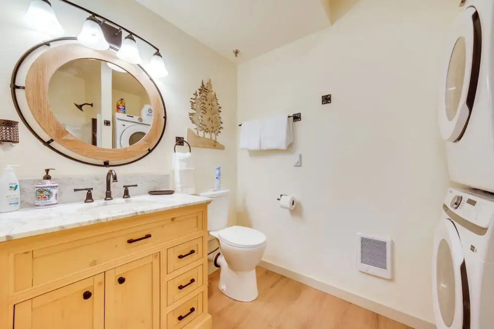 Steps to C Street & Saloons! Virginia City Getaway