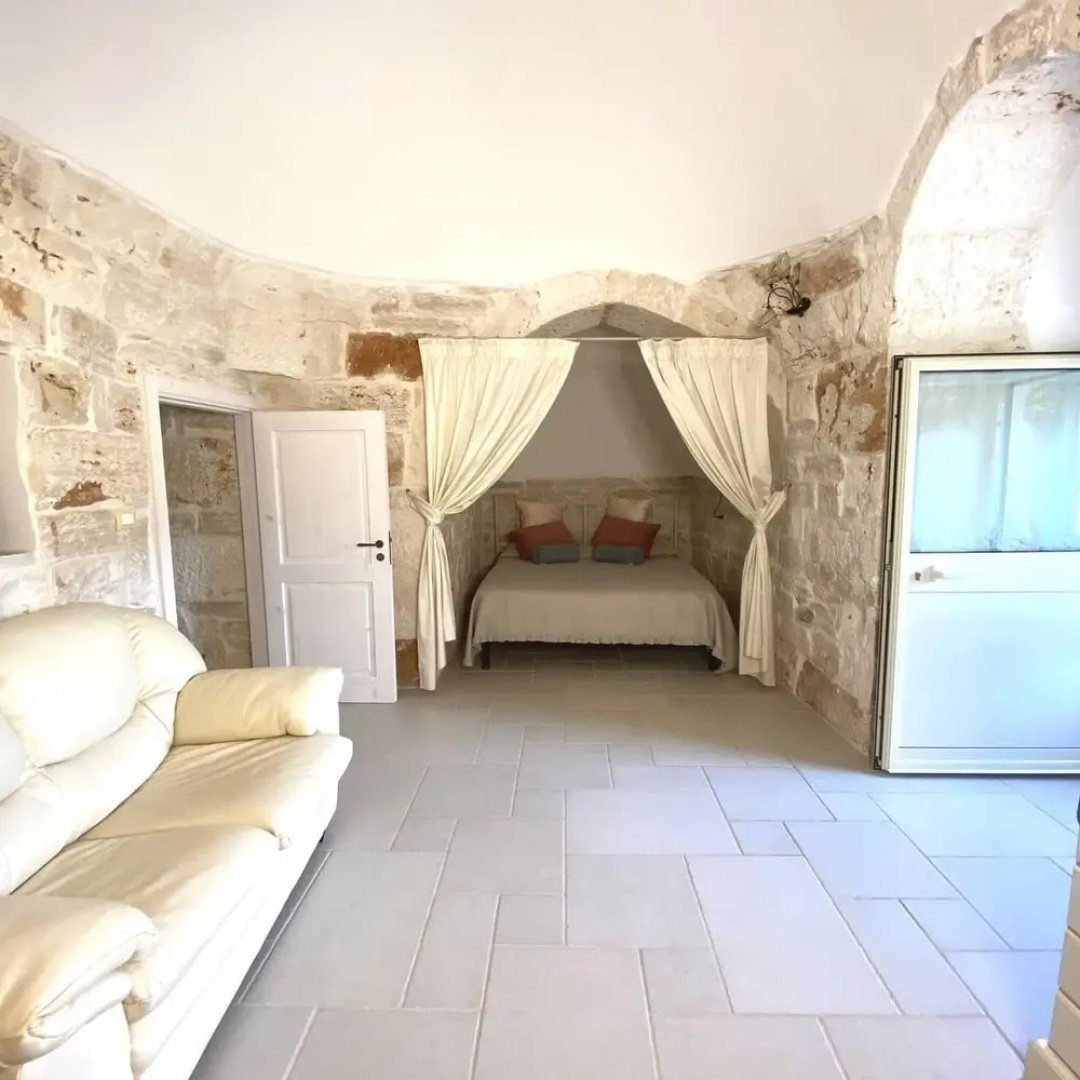 Antico trullo ristrutturato con piscina e giardino