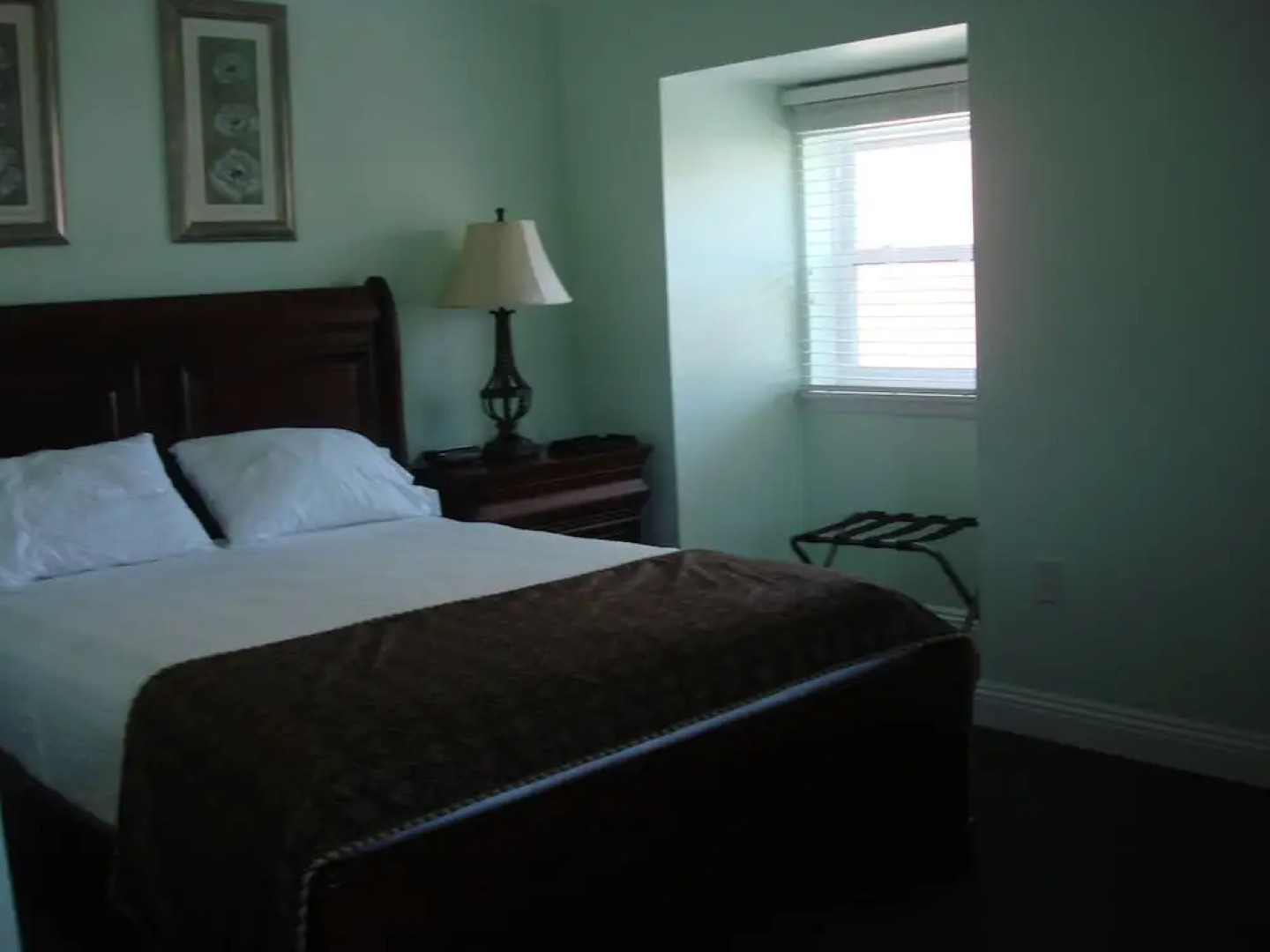 The City Hotel Bar & Grill