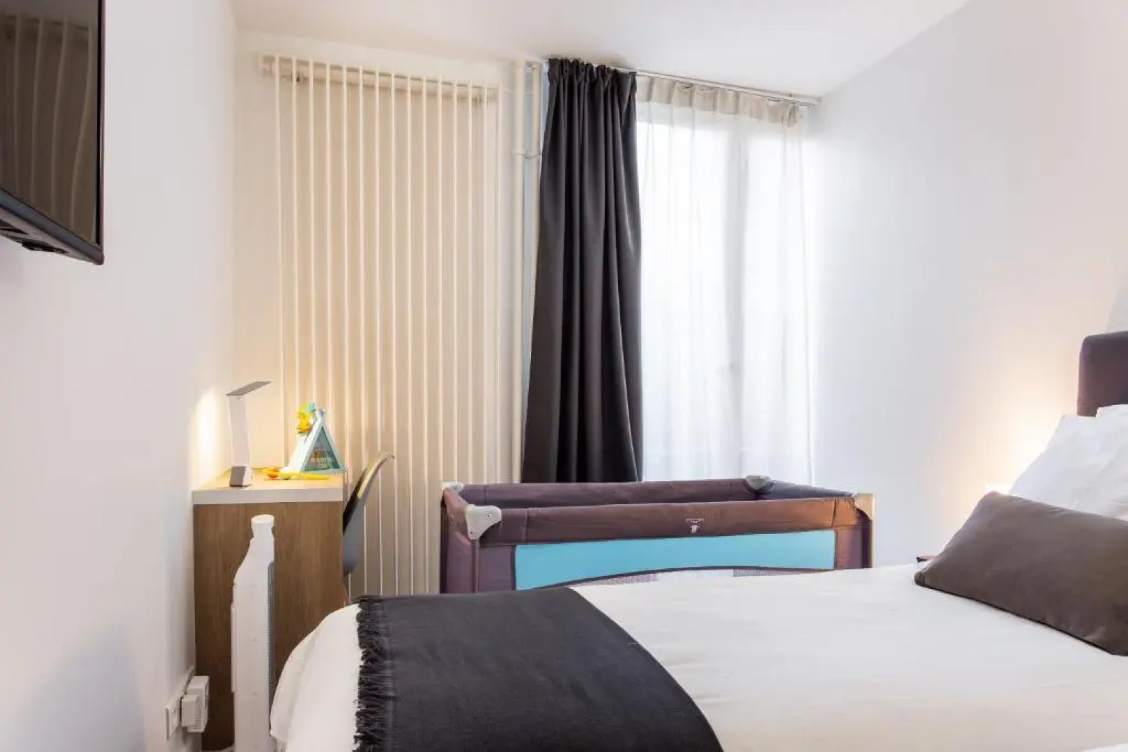 D&E - PARIS-DISNEY - HOLIDAYS APARTMENT - APPARTEMENT DE VACANCES - 5 CHAMBRES- 5 SDB - 5 BEDROOMS - 5 BATHROOMS - Netflix