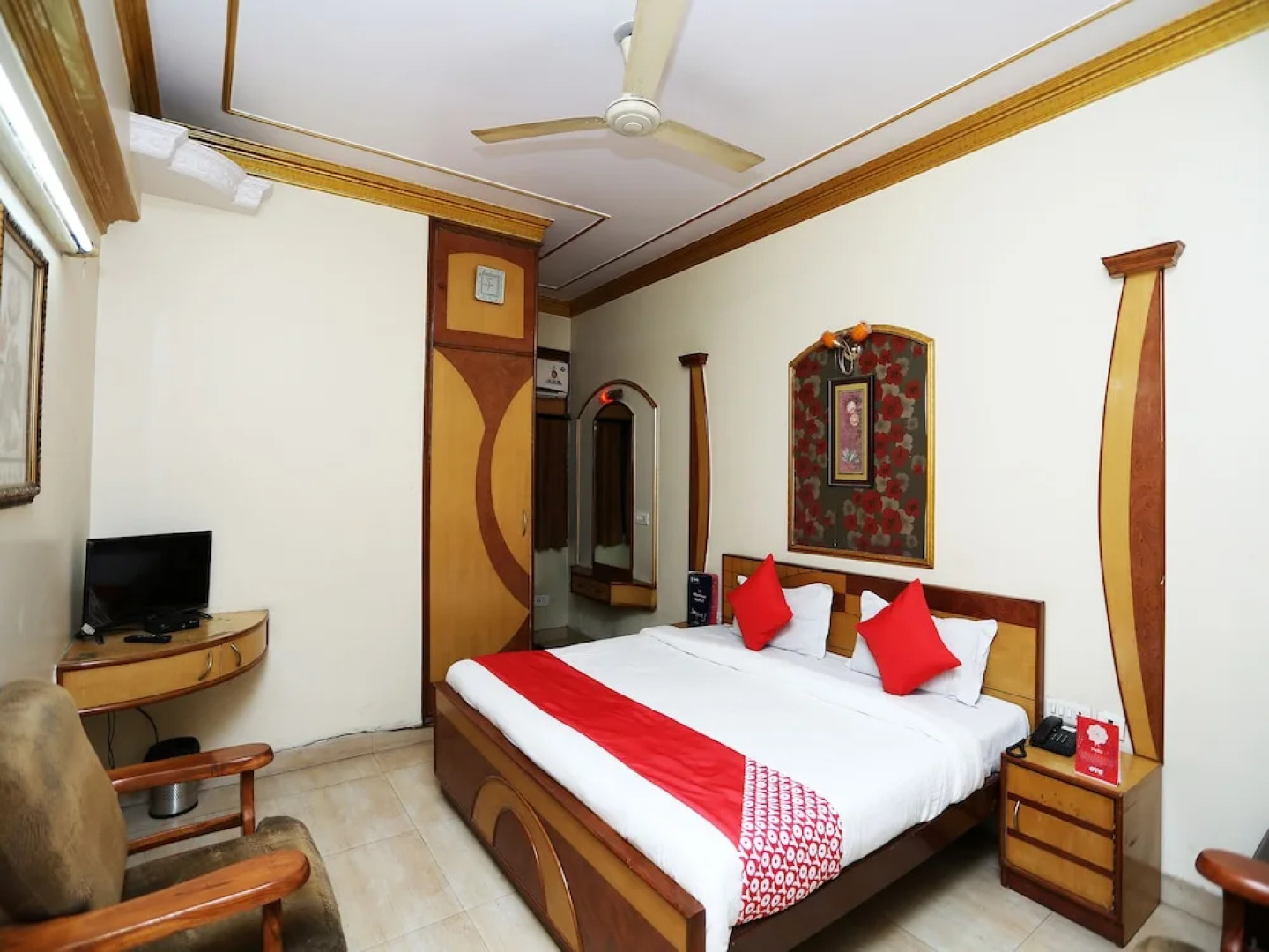 OYO 26647 Minar Hotel