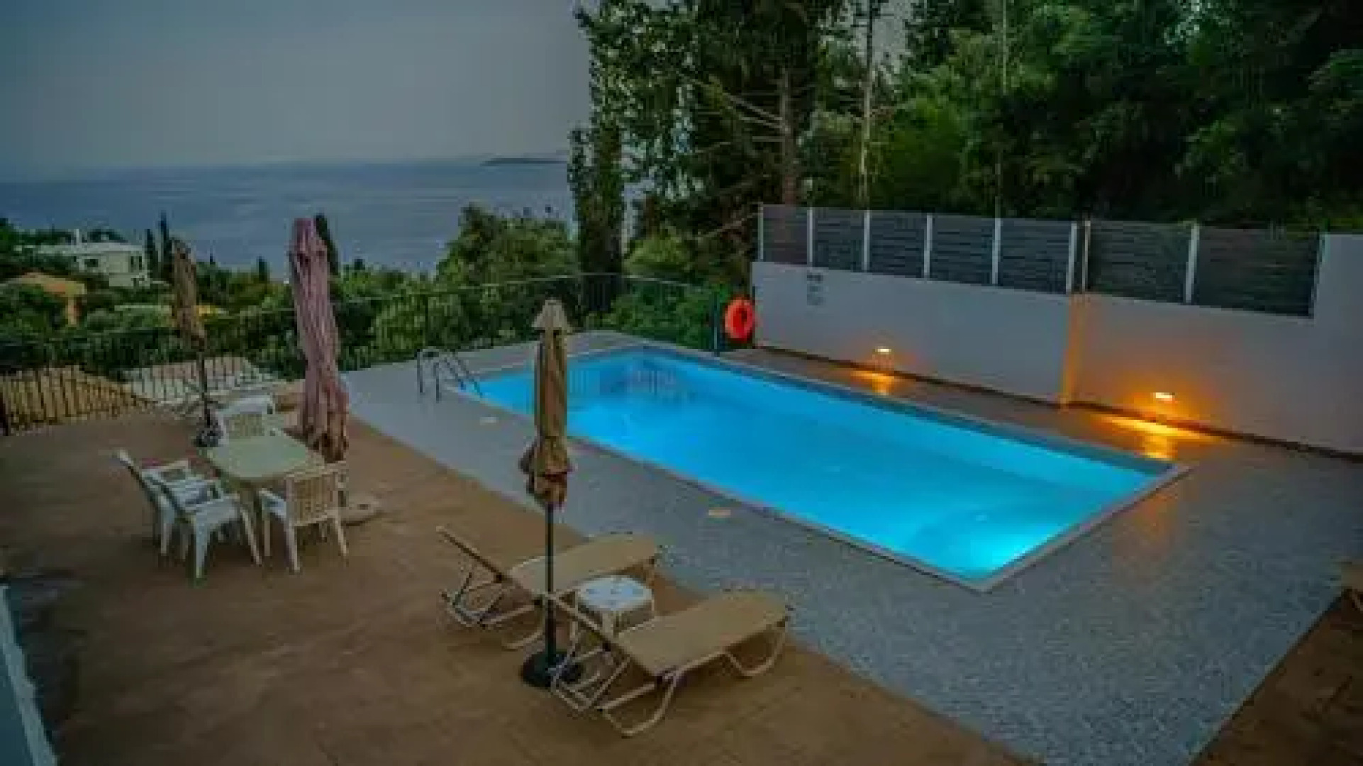 Zeus Pool Apartments