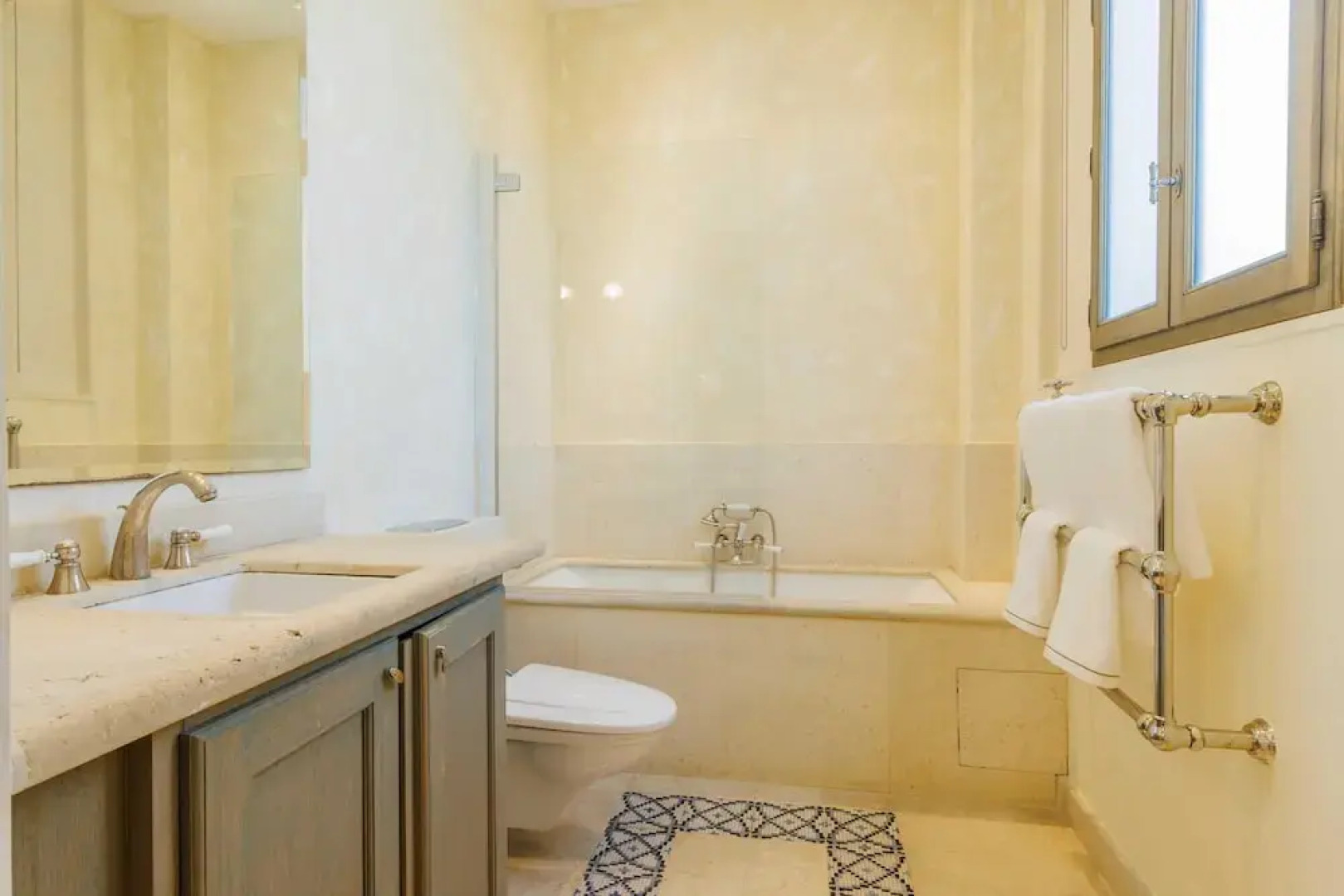 Luxury Mansion With Garden in Heart of Neuilly