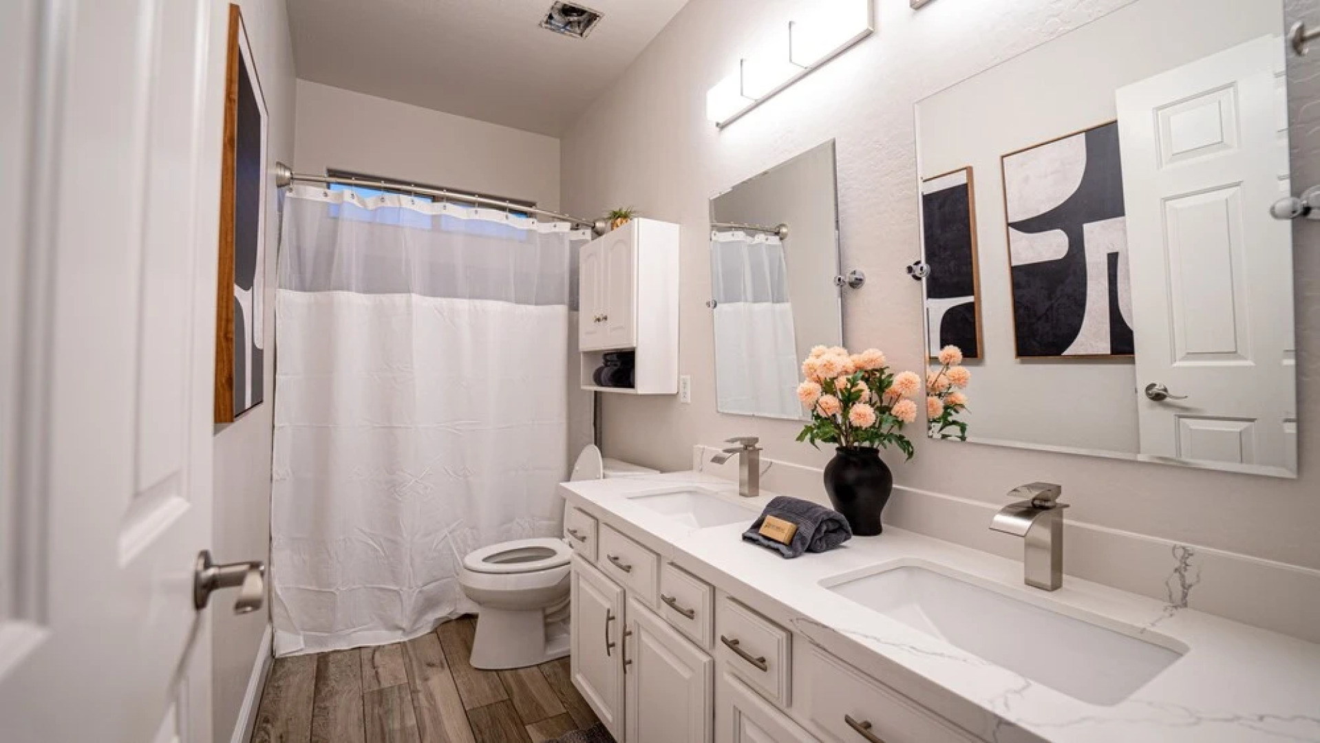 Desert Queen 4 Bedroom Home by RedAwning