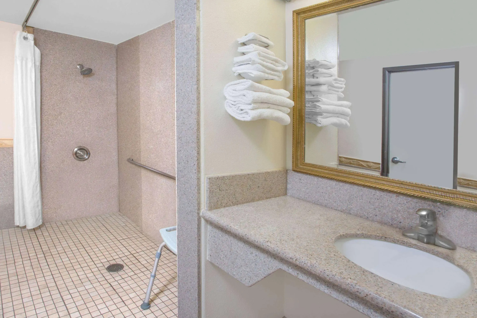 Travelodge by Wyndham Costa Mesa Newport Beach Hacienda