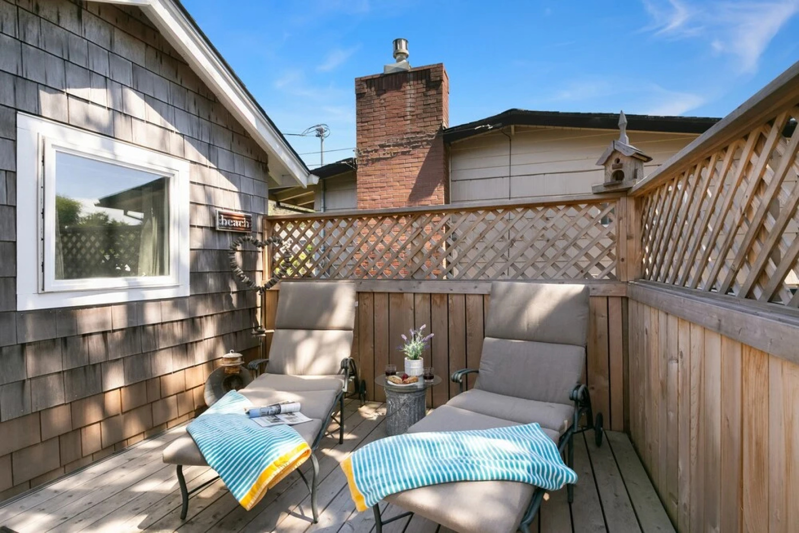 Red Door Cottage by Avantstay Cute Cottage w/ Ocean Views 1 Block From Beach!