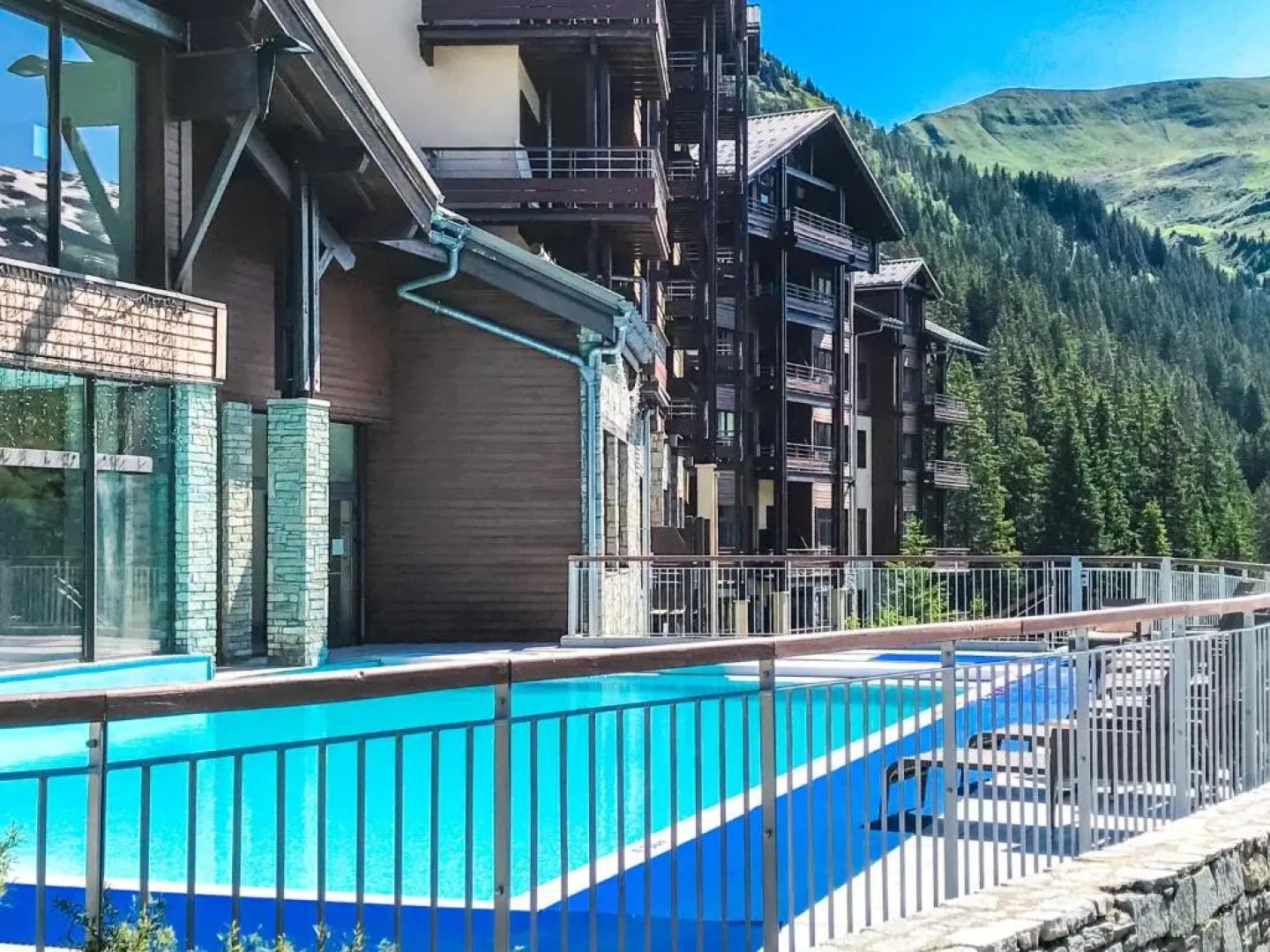 2 Bed Ski in and Ski out Luxury Apt in 5 star Residence