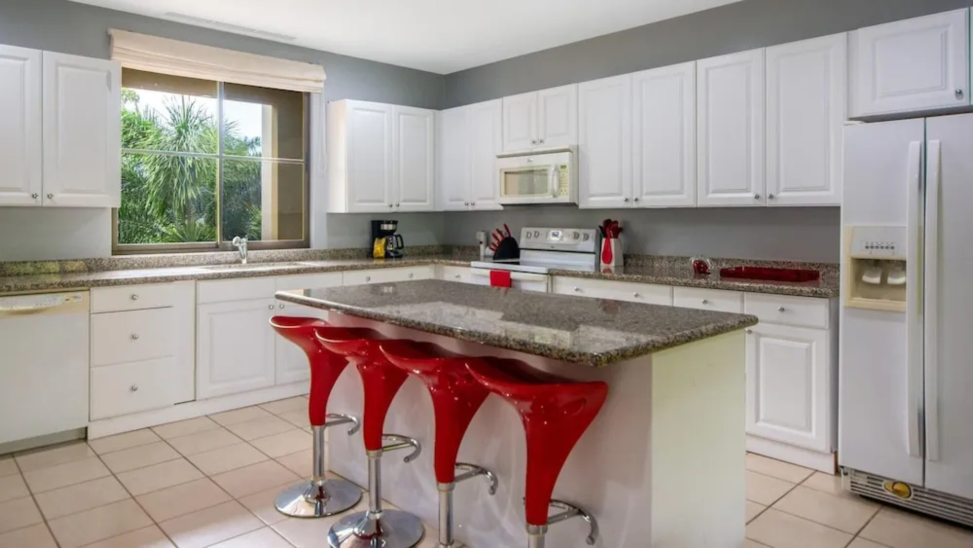 3rd-floor Space with modern decor recently renovated viewing over pool in Coco