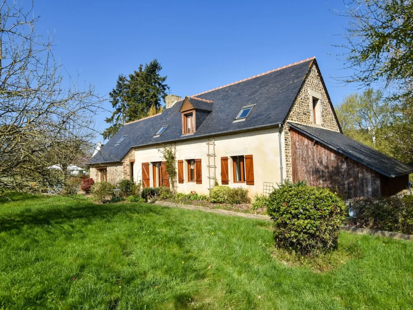 House Between River and Ocean With Pretty Garden in Brittany