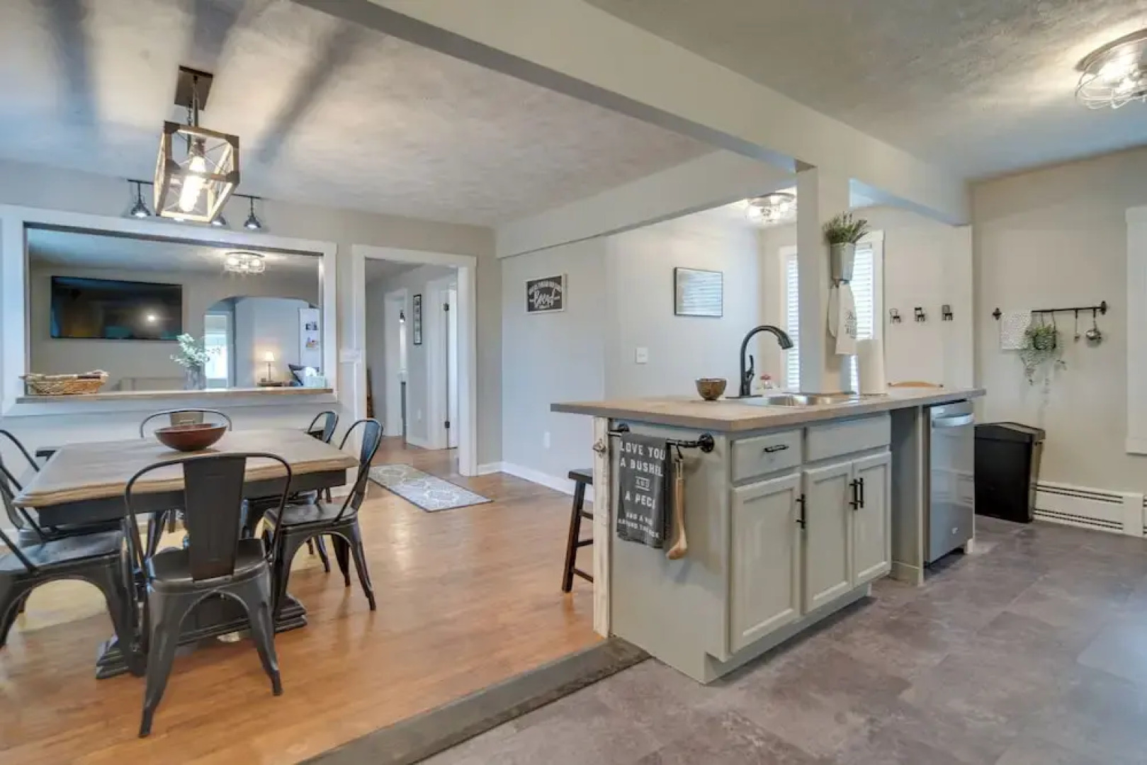 Historical Magnesia Springs Home, Near Kayaking!