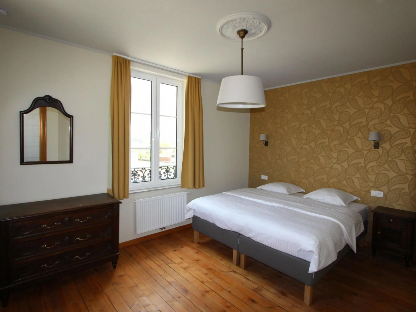 Heritage Castle in Bar-sur-Seine near River