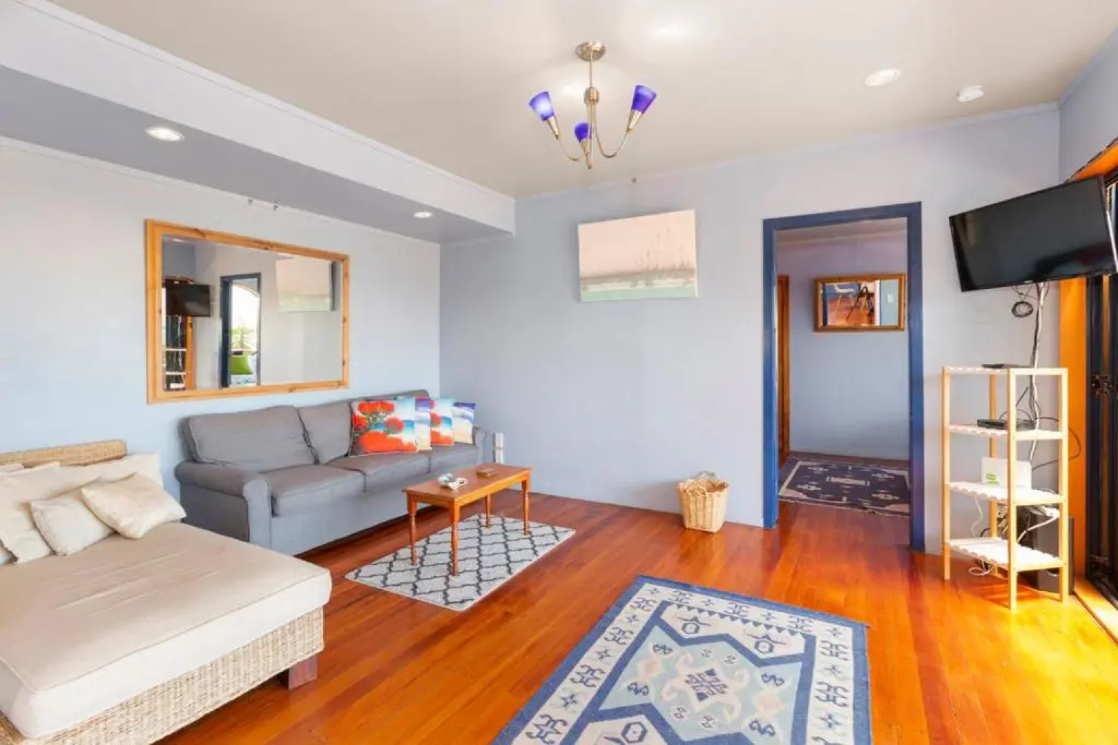 The Big Round Window - Raglan Holiday Home