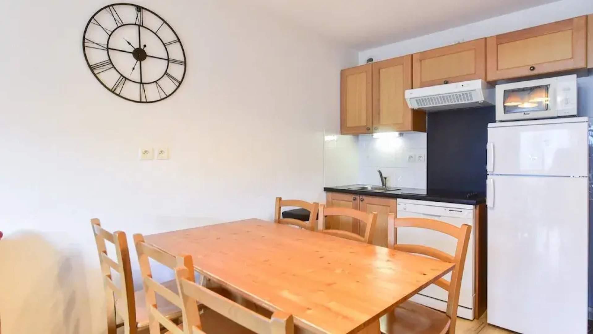 Alpine Apartment With Balcony