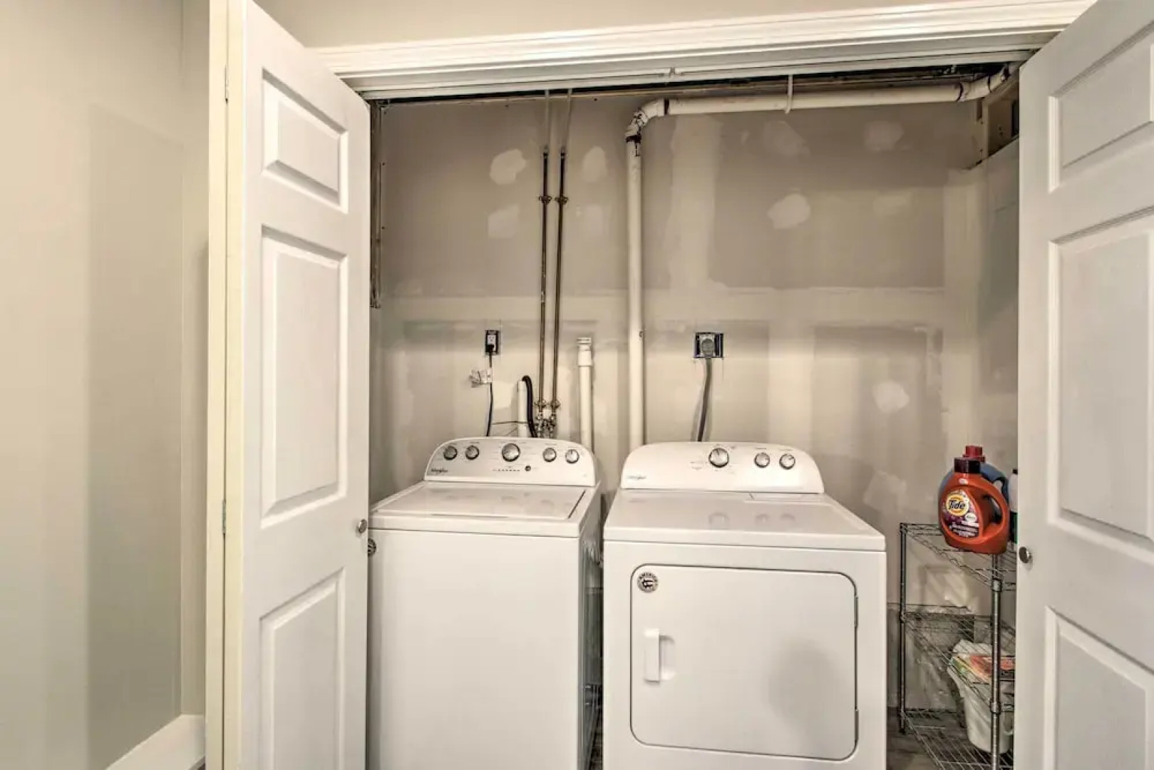 Covered Deck, Grill & Game Room: Gilford House!