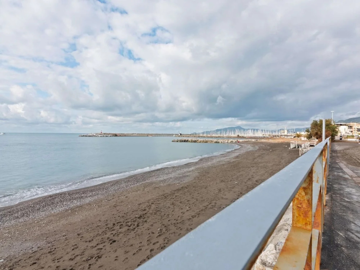 Spacious Apartment in Lavagna near Sea & City Center