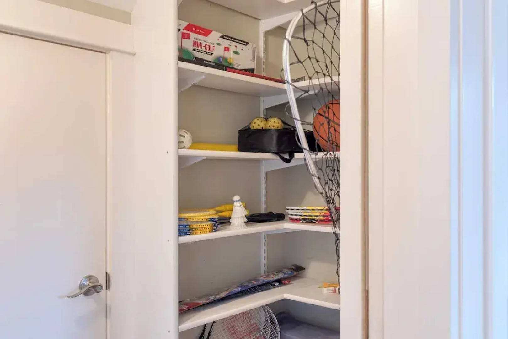 Sunny Backyard, Fireplace, Coastal Access in Peaceful Neighborhood Near Shopping