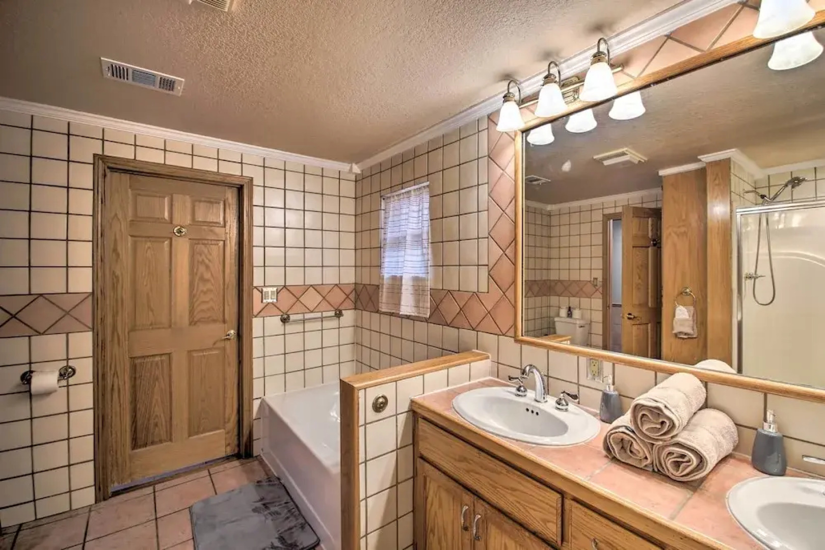 Lakefront Gem w/ Docks in Hot Springs!