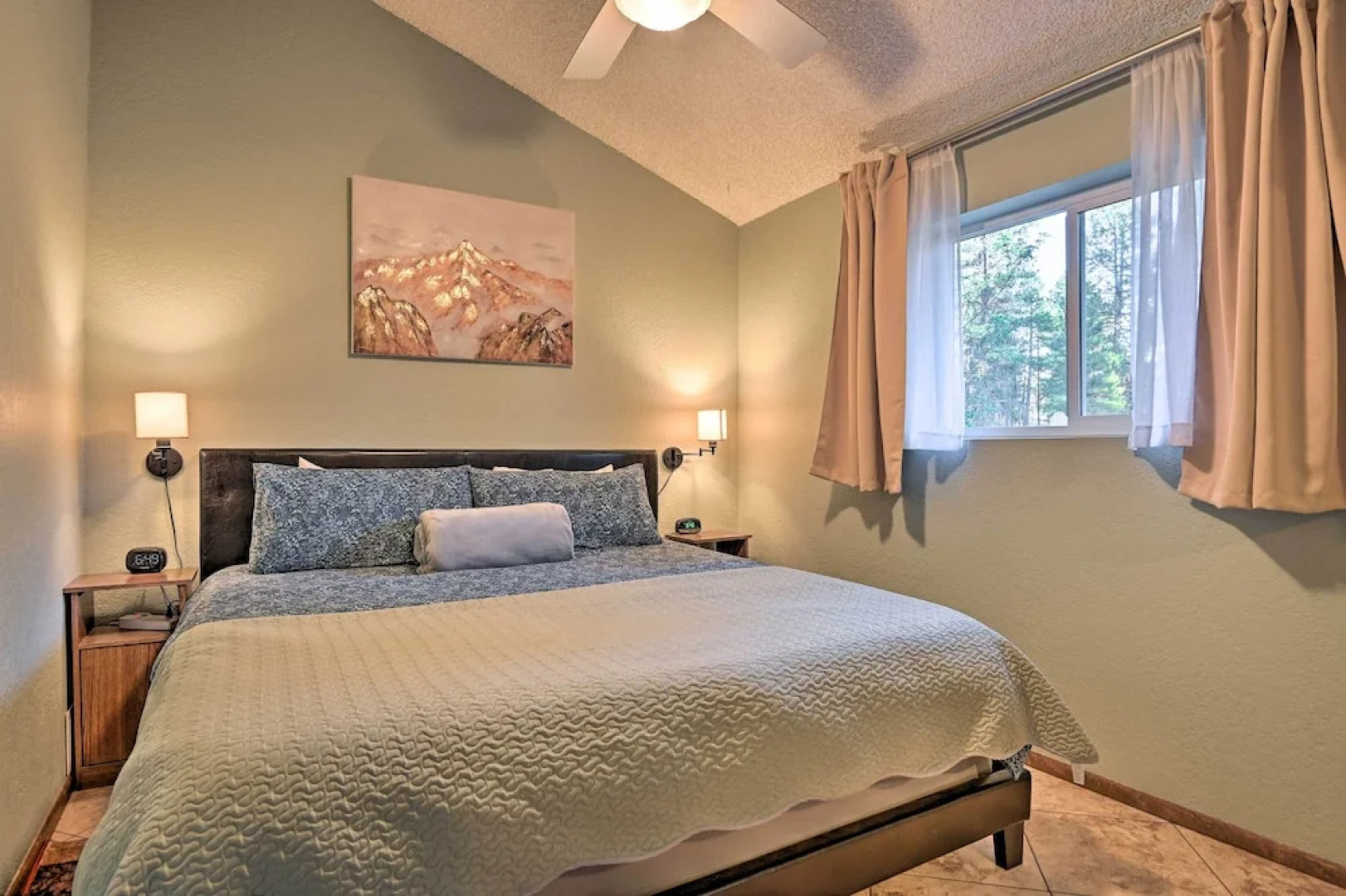 Flagstaff Retreat w/ Large Yard, Balcony & Views!