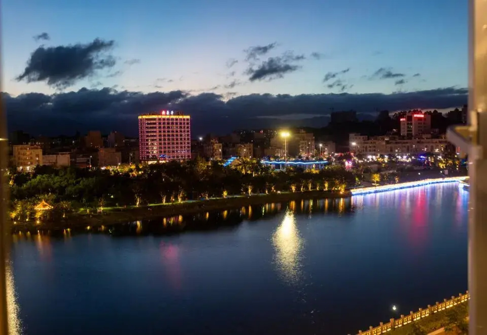 Baihe Hotel (Yangxi West Lake Branch)