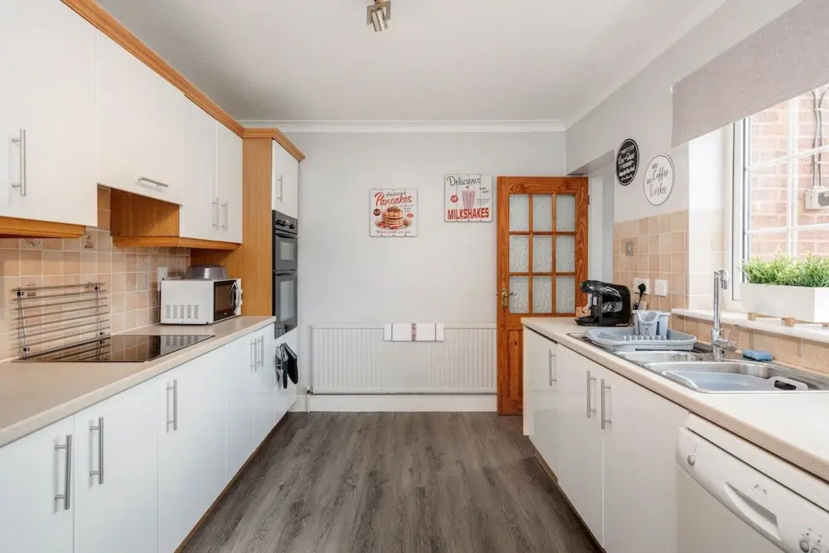 Ascot Pet Friendly 4 Bed House Parking