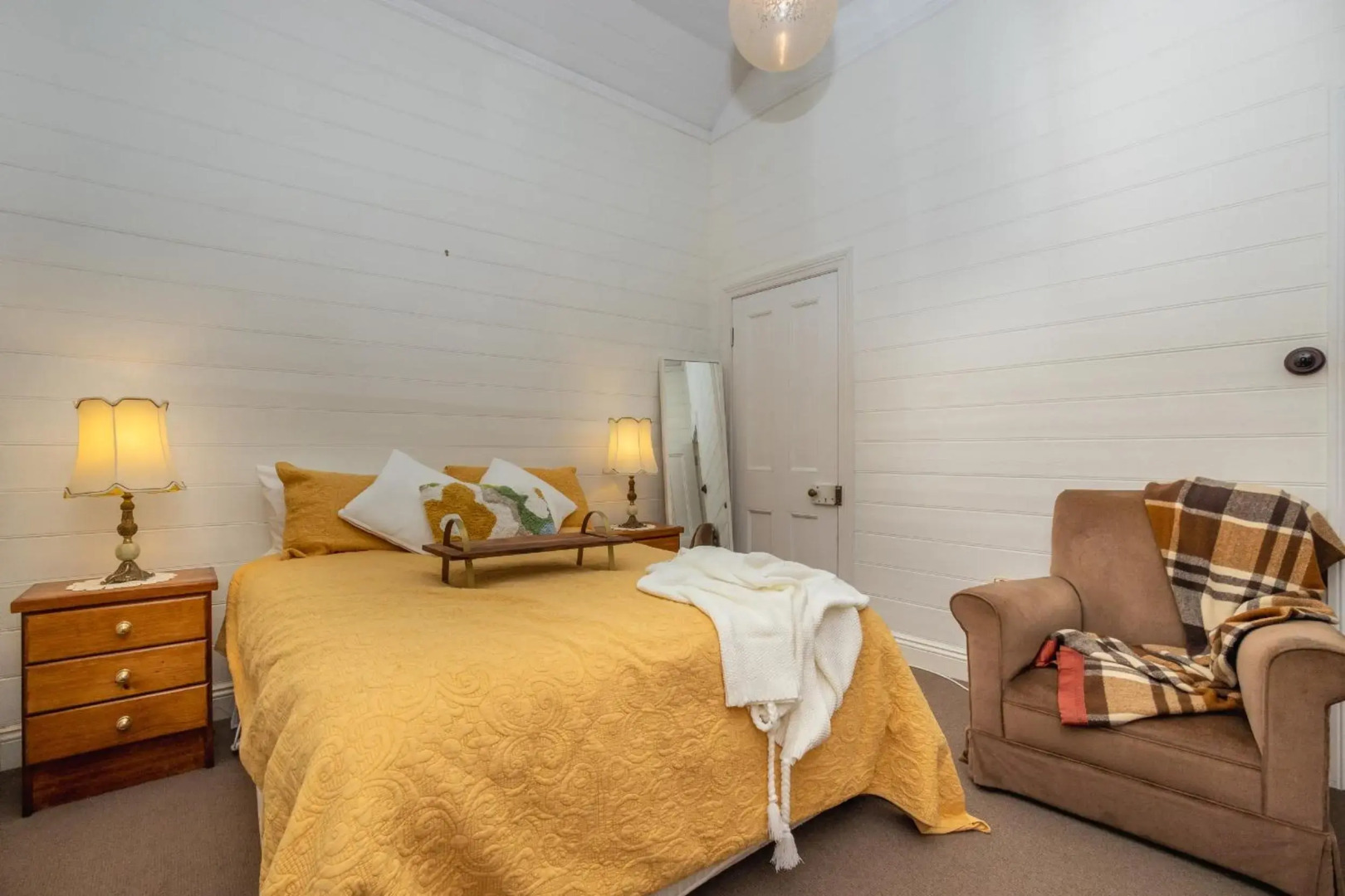 Pet friendly mountain cottage with indoor fireplace