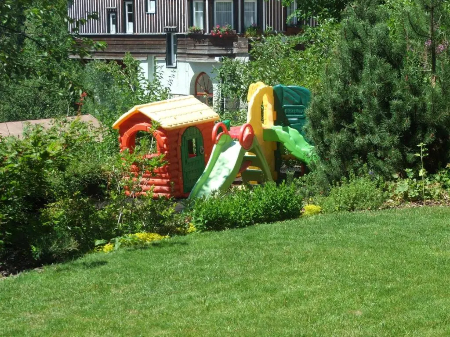 Happy House Apartments